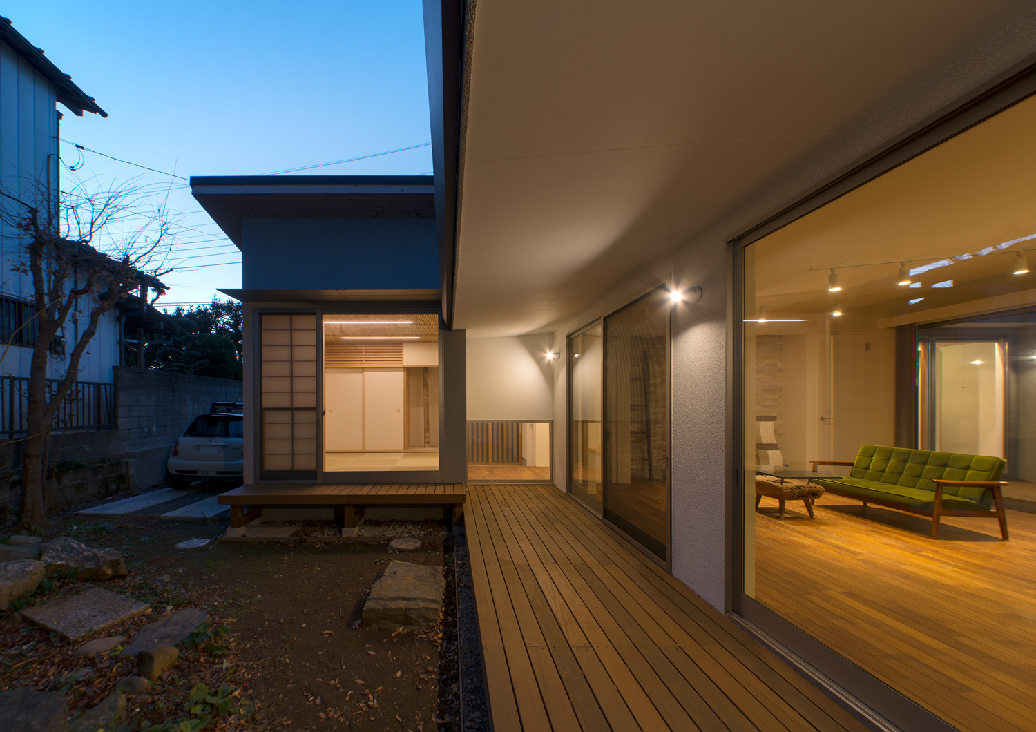 壁に取り付けられた間接照明に照らされる縁側・デザイン住宅 注文住宅・デザイン住宅建築実例_『CASE649 光の通り道』_外観