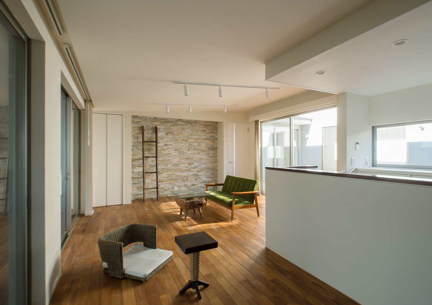 タイルのアクセントウォールの前に梯子が置かれたフローリングのLDK・デザイン住宅 注文住宅・デザイン住宅建築実例_『CASE649 光の通り道』_LDK