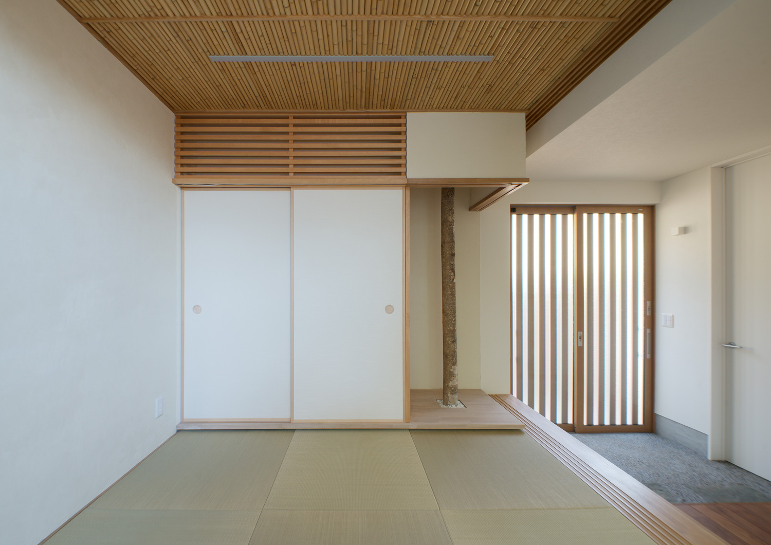玄関のそばにある琉球畳の和室・デザイン住宅 注文住宅・デザイン住宅建築実例_『CASE649 光の通り道』_和室