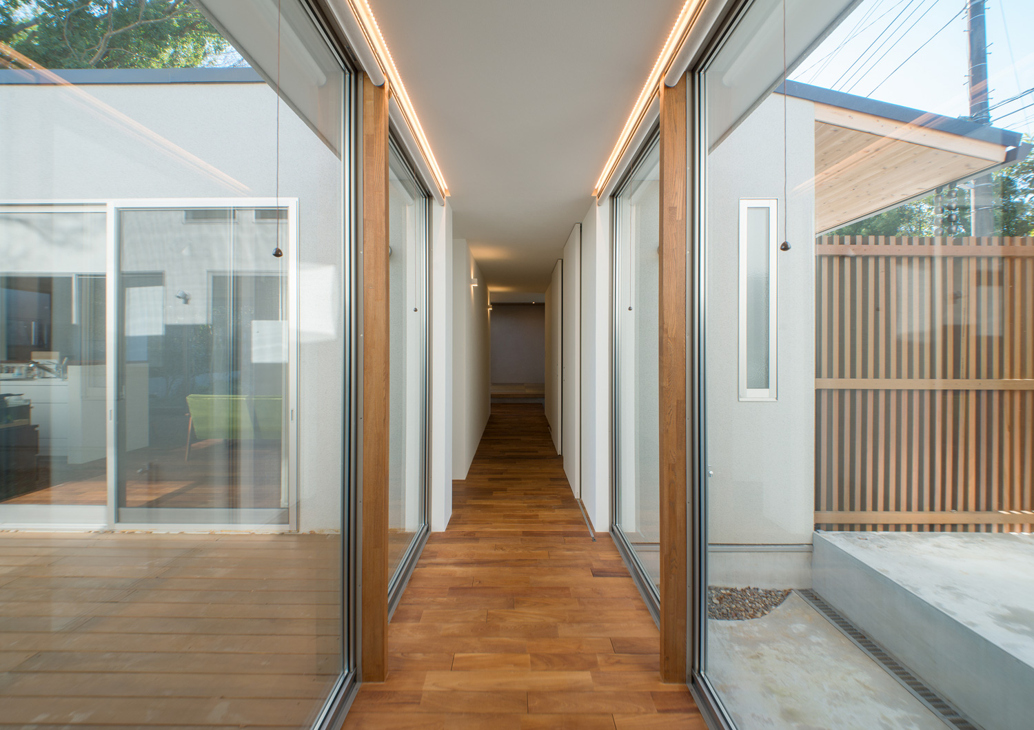 大開口窓に挟まれたフローリングの廊下・デザイン住宅 注文住宅・デザイン住宅建築実例_『CASE649 光の通り道』_テラス・バルコニー