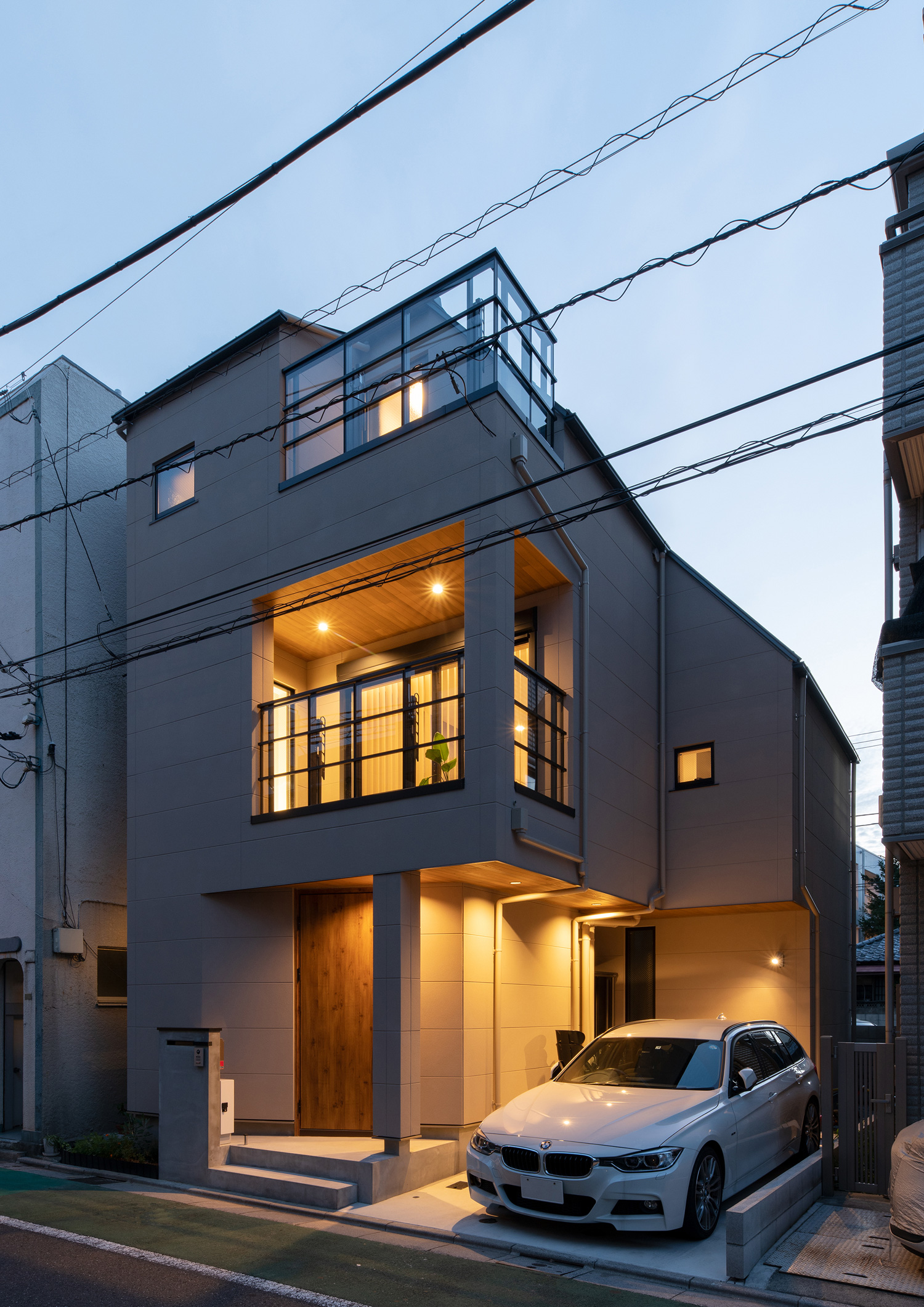 軒天井のダウンライトが外観を照らす様子・デザイン住宅 注文住宅・デザイン住宅建築実例_『CASE651 New_tral House』_外観