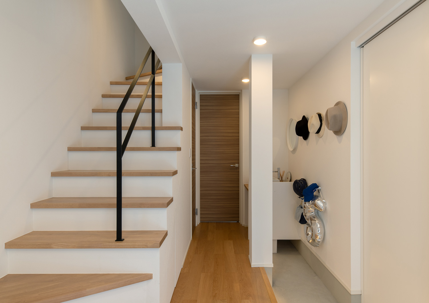 木製の箱型階段のそばに木製の扉があるフロア・デザイン住宅 注文住宅・デザイン住宅建築実例_『CASE651 New_tral House』_玄関
