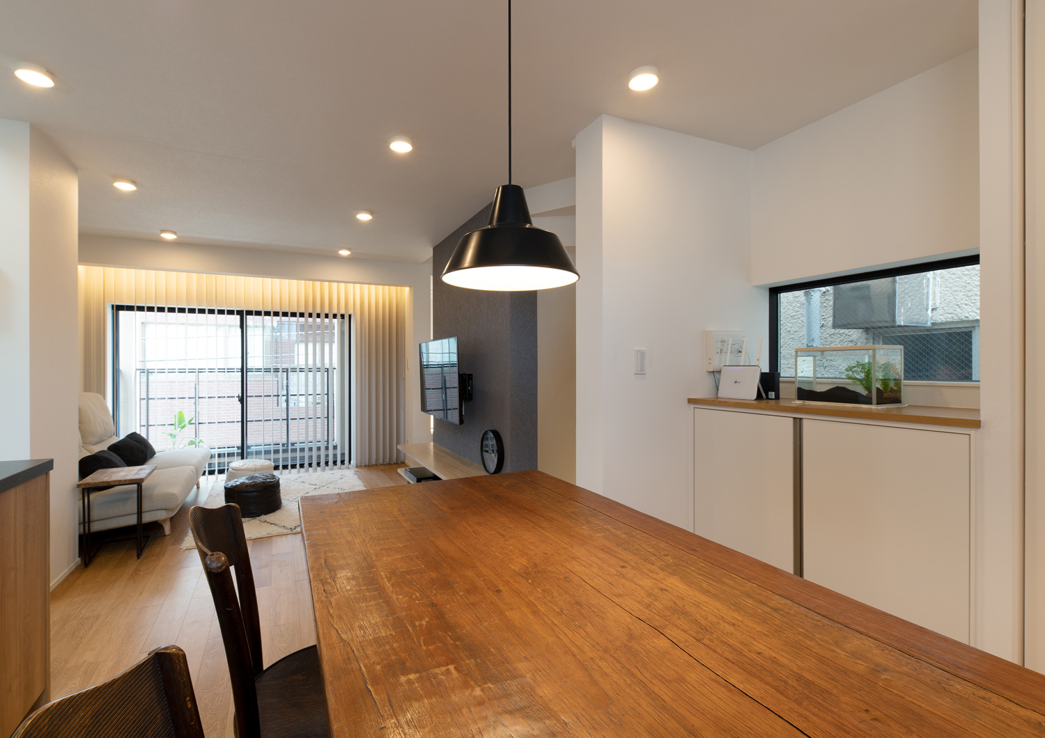 一枚板のダイニングテーブルの正面にスリット窓や飾り棚がある様子・デザイン住宅 注文住宅・デザイン住宅建築実例_『CASE651 New_tral House』_LDK