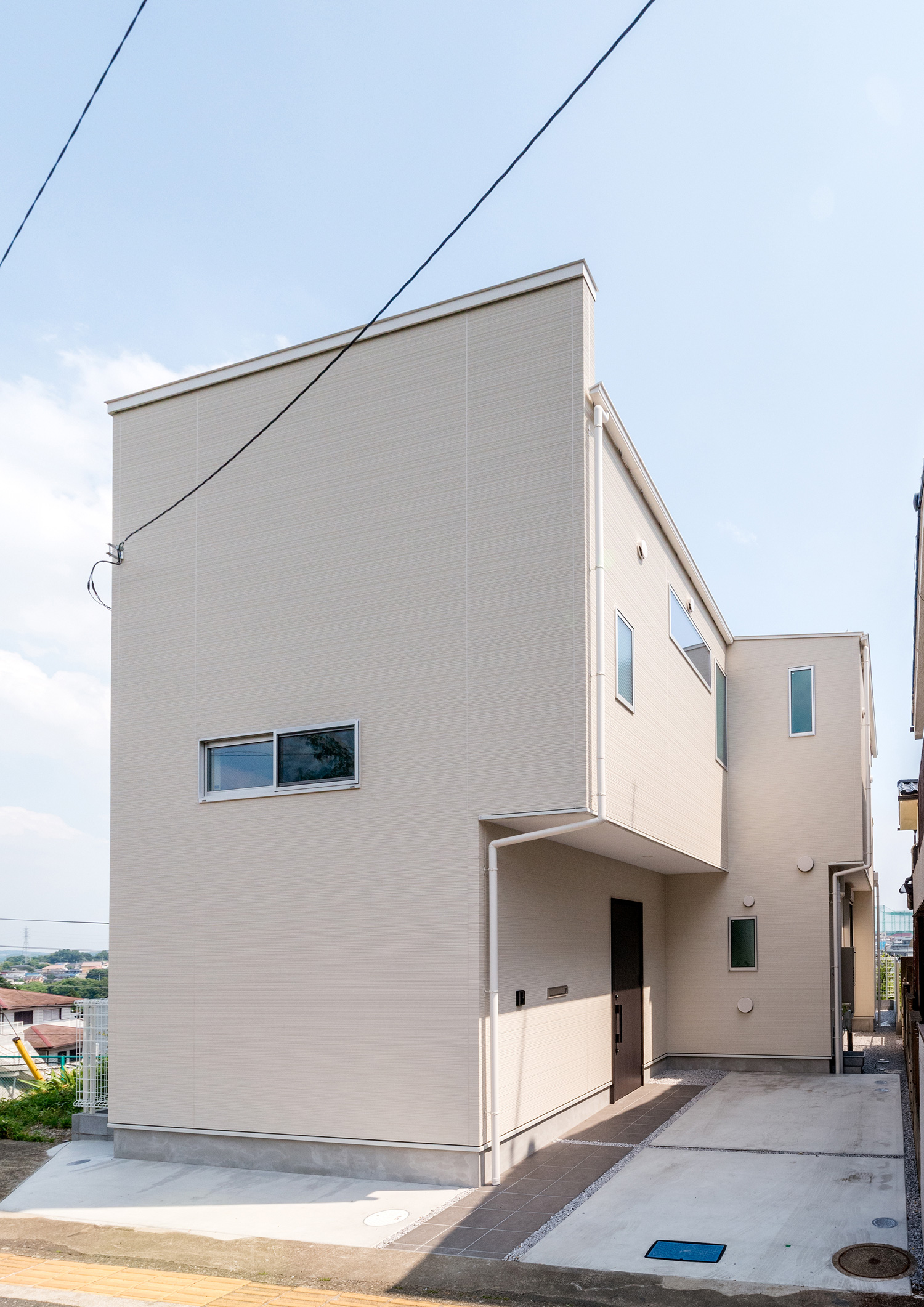 正面には小さいスリット窓のみを設けたシンプルな外観の住宅・デザイン住宅 注文住宅・デザイン住宅建築実例_『CASE650 景色を持つ家』_外観