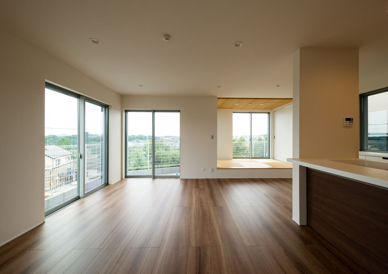 窓が多く設けられ外の景色が見えるフローリングのLDK・デザイン住宅 注文住宅・デザイン住宅建築実例_『CASE650 景色を持つ家』_LDK