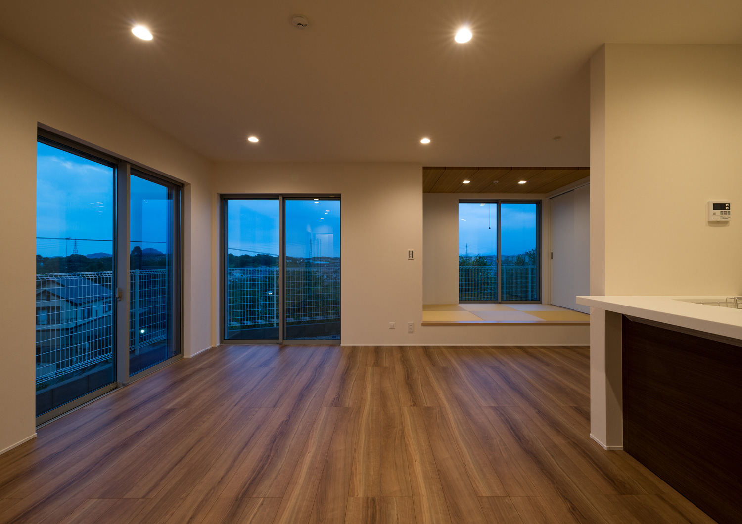 ダウンライトがあるフローリングのLDK・デザイン住宅 注文住宅・デザイン住宅建築実例_『CASE650 景色を持つ家』_LDK