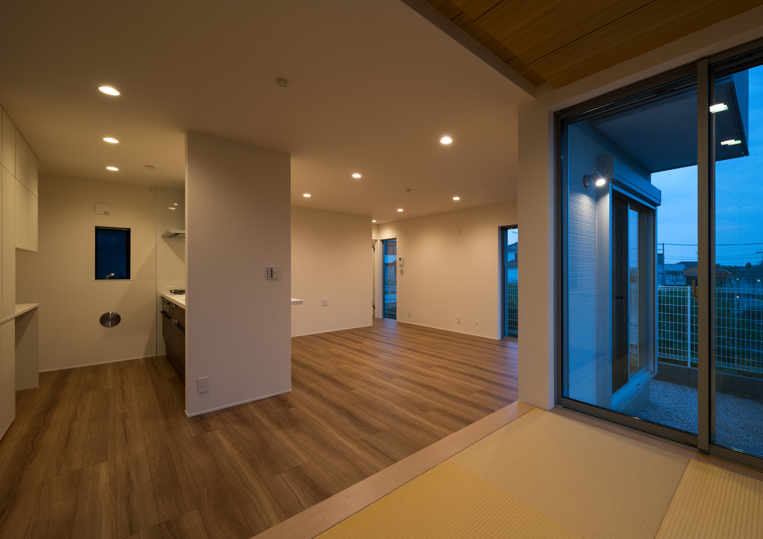 和室から、ダウンライトに照らされたLDKが見える様子・デザイン住宅 注文住宅・デザイン住宅建築実例_『CASE650 景色を持つ家』_LDK