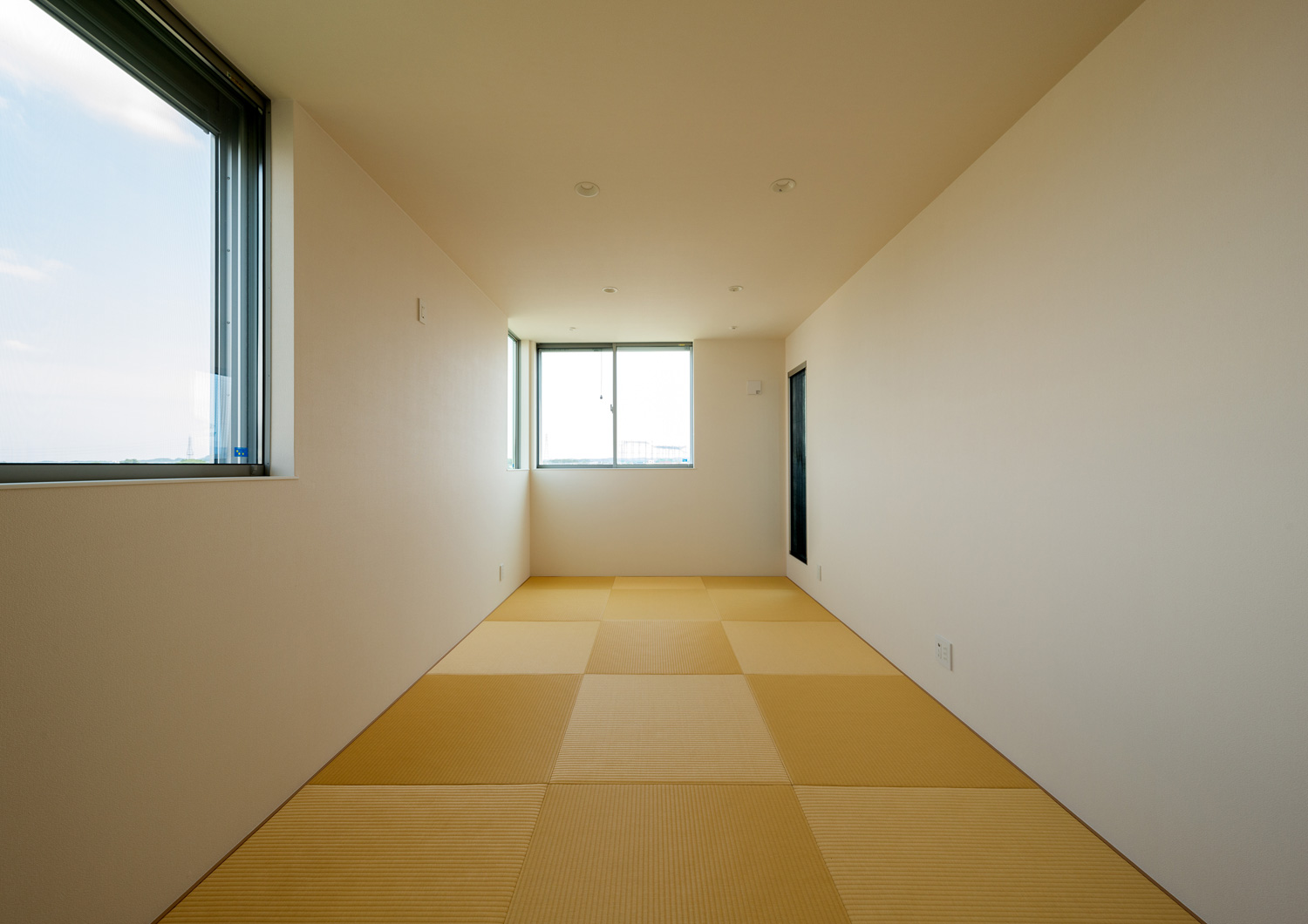 窓が設けられた琉球畳のフロア・デザイン住宅 注文住宅・デザイン住宅建築実例_『CASE650 景色を持つ家』_和室