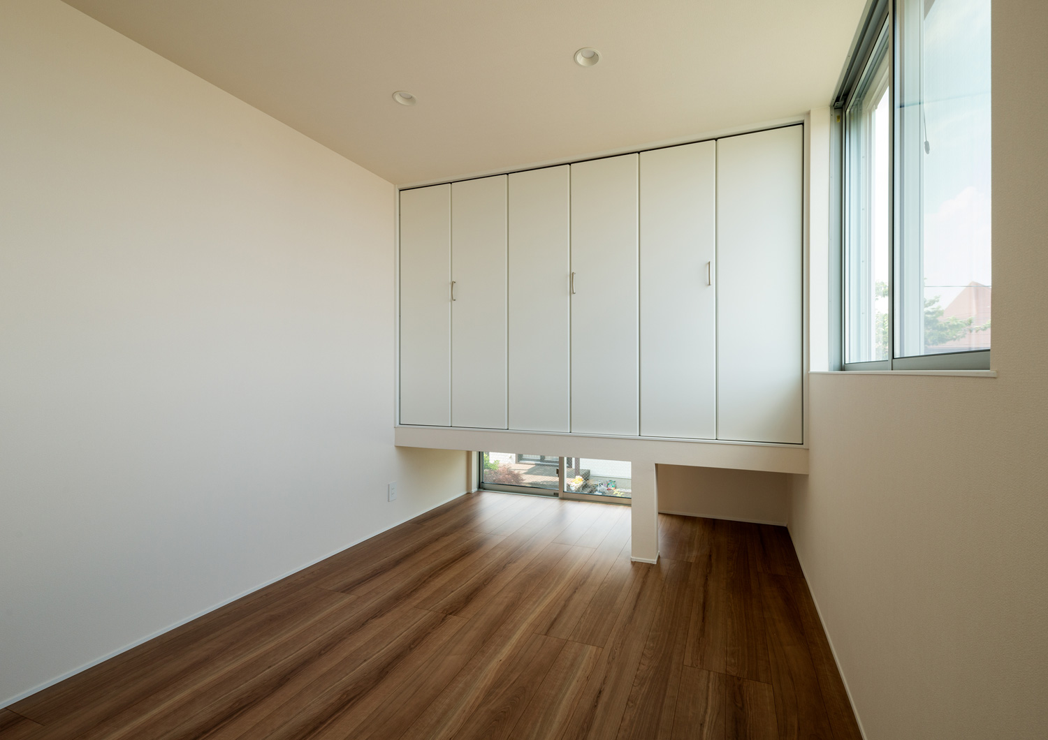 収納の下に地窓があるフローリングの個室・デザイン住宅 注文住宅・デザイン住宅建築実例_『CASE650 景色を持つ家』_寝室