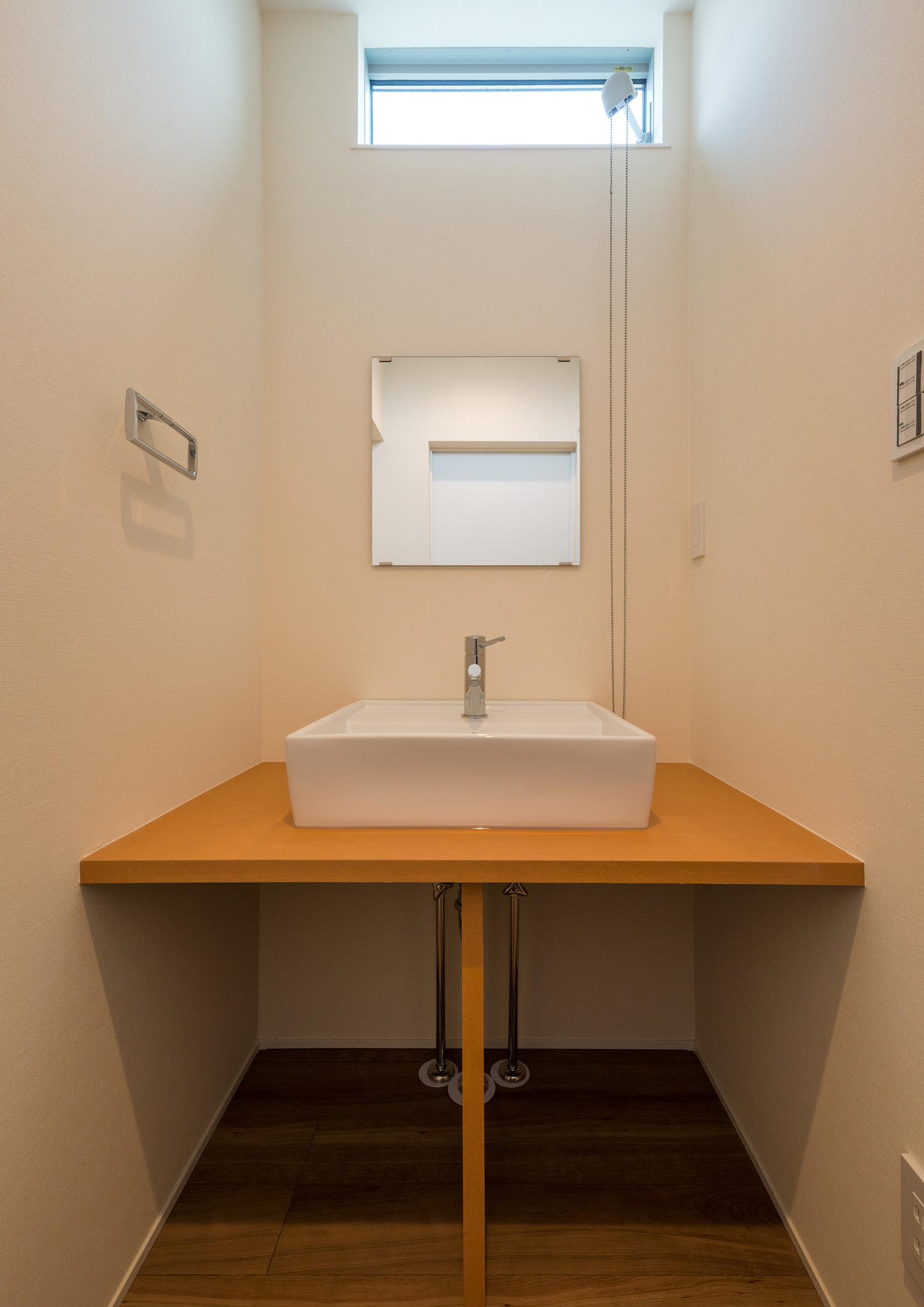 天井近くにスリット窓を取り付けた洗面所・デザイン住宅 注文住宅・デザイン住宅建築実例_『CASE650 景色を持つ家』_浴室・洗面所