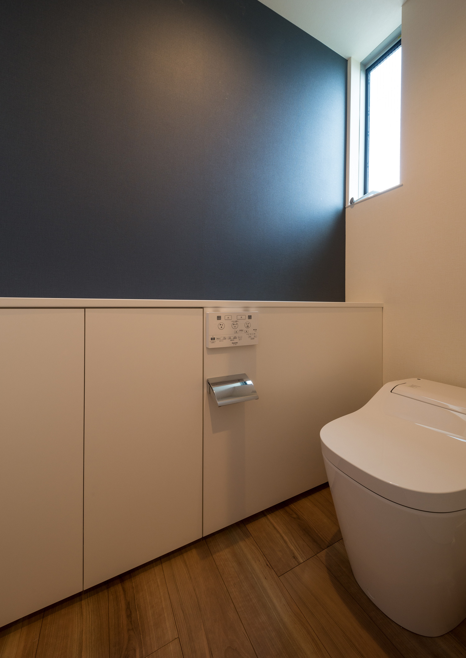 黒いアクセントクロスやスリット窓が設けられたトイレ・デザイン住宅 注文住宅・デザイン住宅建築実例_『CASE650 景色を持つ家』_トイレ