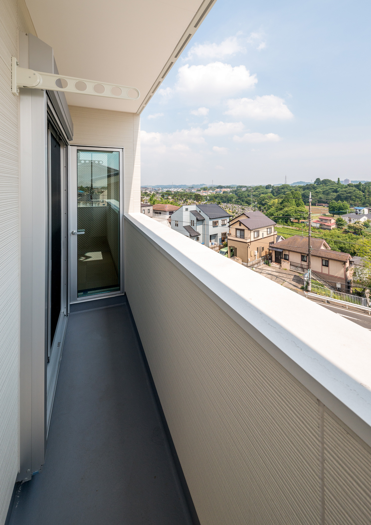 物干しサッシがあるベランダ・デザイン住宅 注文住宅・デザイン住宅建築実例_『CASE650 景色を持つ家』_テラス・バルコニー