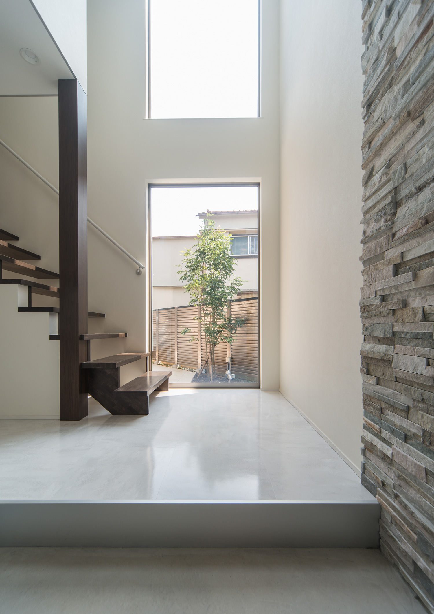 玄関の正面に植栽が見える窓がある廊下・デザイン住宅 注文住宅・デザイン住宅建築実例_『CASE652 2つの吹抜けを持つ家。』_玄関