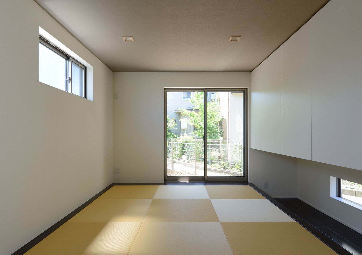 外が見える窓だけでなく地窓やスリット窓がある和室・デザイン住宅 注文住宅・デザイン住宅建築実例_『CASE652 2つの吹抜けを持つ家。』_和室