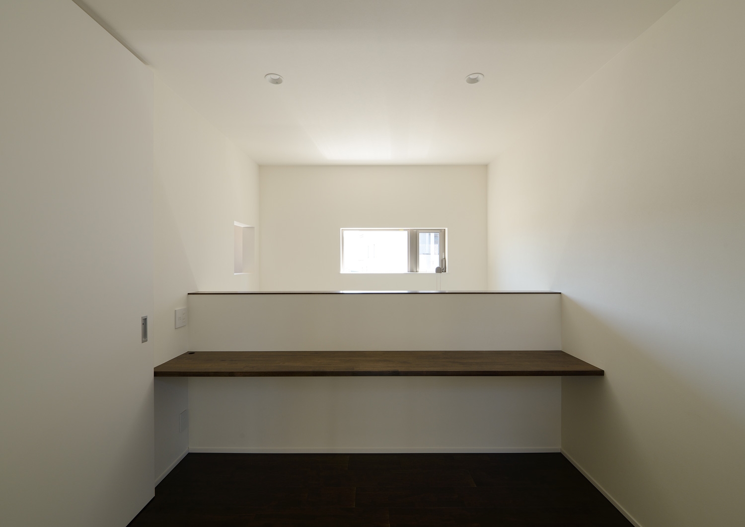 吹き抜けに面した壁にデスクが取り付けられたスペース・デザイン住宅 注文住宅・デザイン住宅建築実例_『CASE652 2つの吹抜けを持つ家。』_書斎