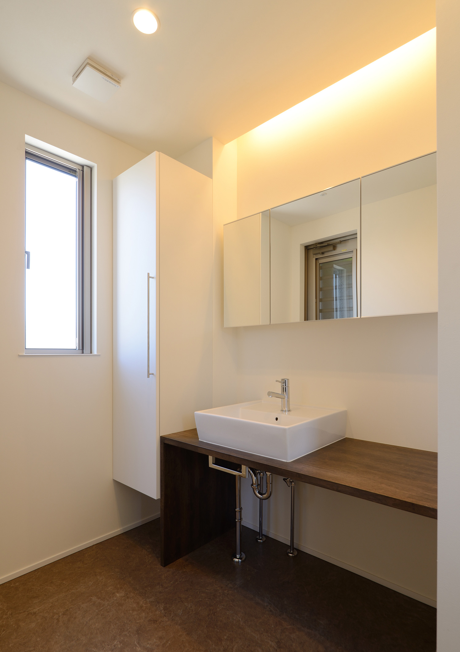 天井に間接照明を取り付けた作業スペースのある洗面所・デザイン住宅 注文住宅・デザイン住宅建築実例_『CASE652 2つの吹抜けを持つ家。』_浴室・洗面所