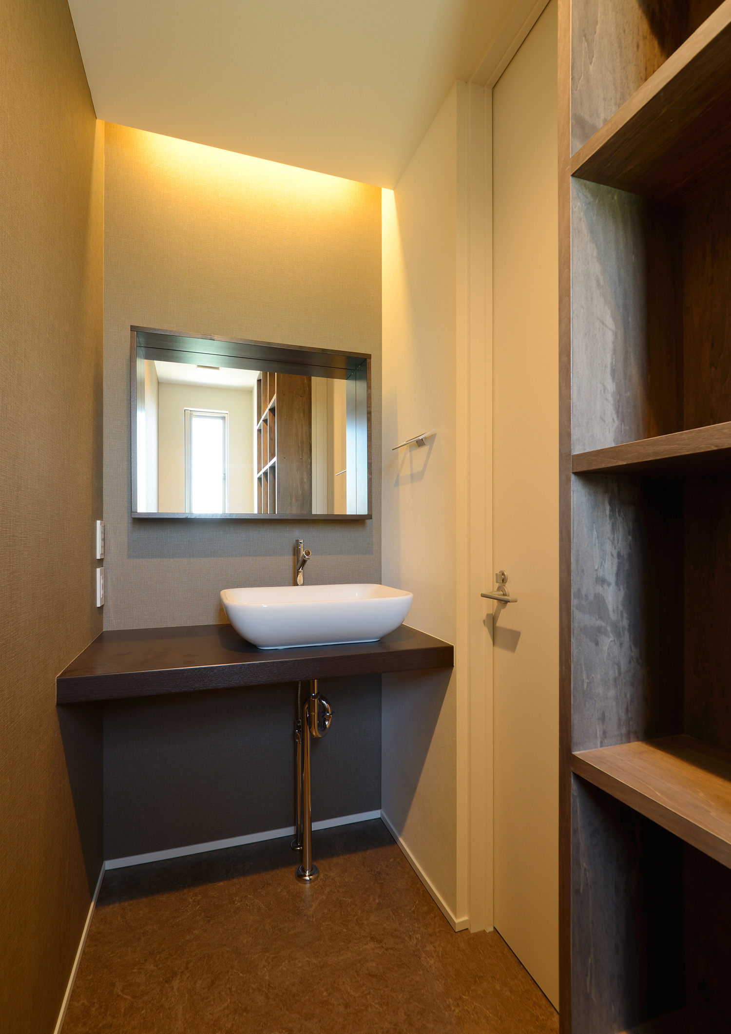 天井に間接照明を取り付けた洗面所・デザイン住宅 注文住宅・デザイン住宅建築実例_『CASE652 2つの吹抜けを持つ家。』_トイレ