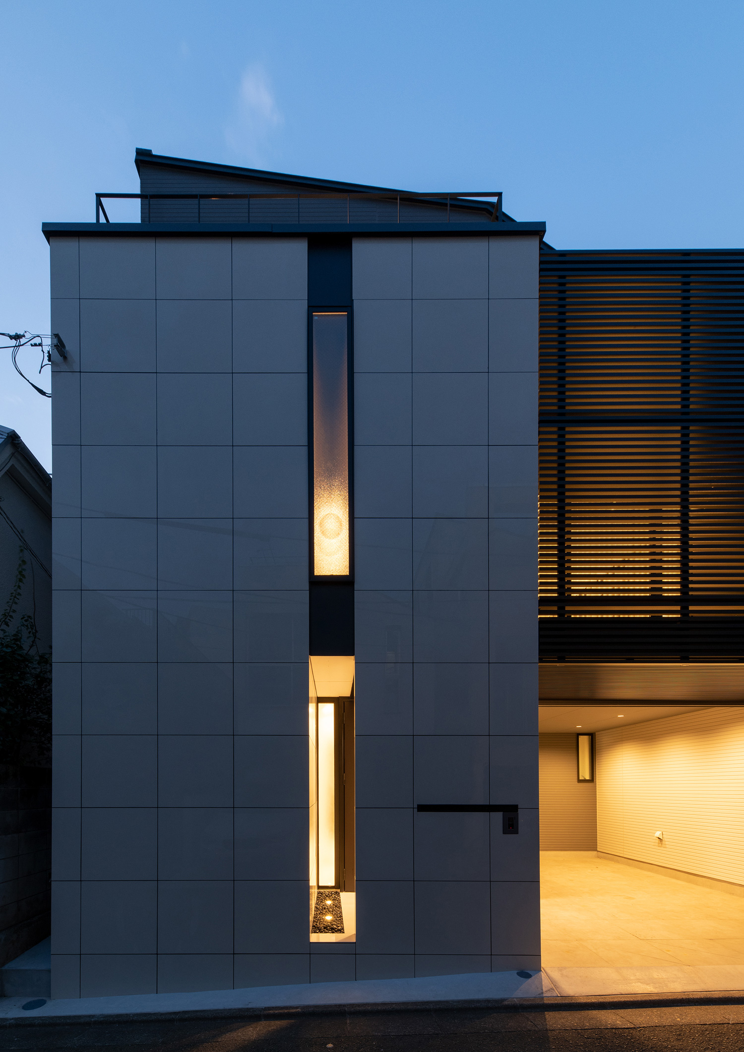 縦長のスリット窓がある外観の住宅・デザイン住宅 注文住宅・デザイン住宅建築実例_『CASE653 せんのいえ』_外観