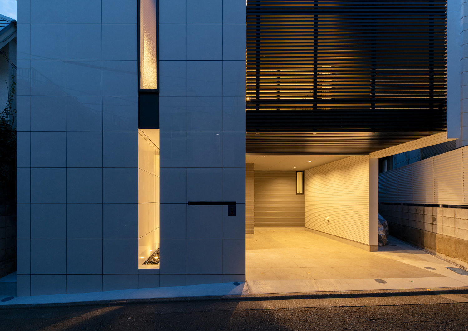 縦長のスリット窓やルーバーの目隠しを取り付けたインナーガレージのある住宅・デザイン住宅 注文住宅・デザイン住宅建築実例_『CASE653 せんのいえ』_外観