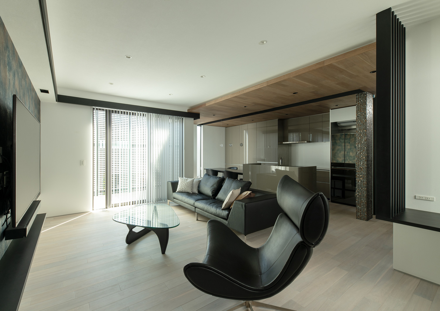 インテリアを黒で統一し、キッチンの下がり天井には木材を使用したLDK・デザイン住宅 注文住宅・デザイン住宅建築実例_『CASE653 せんのいえ』_LDK