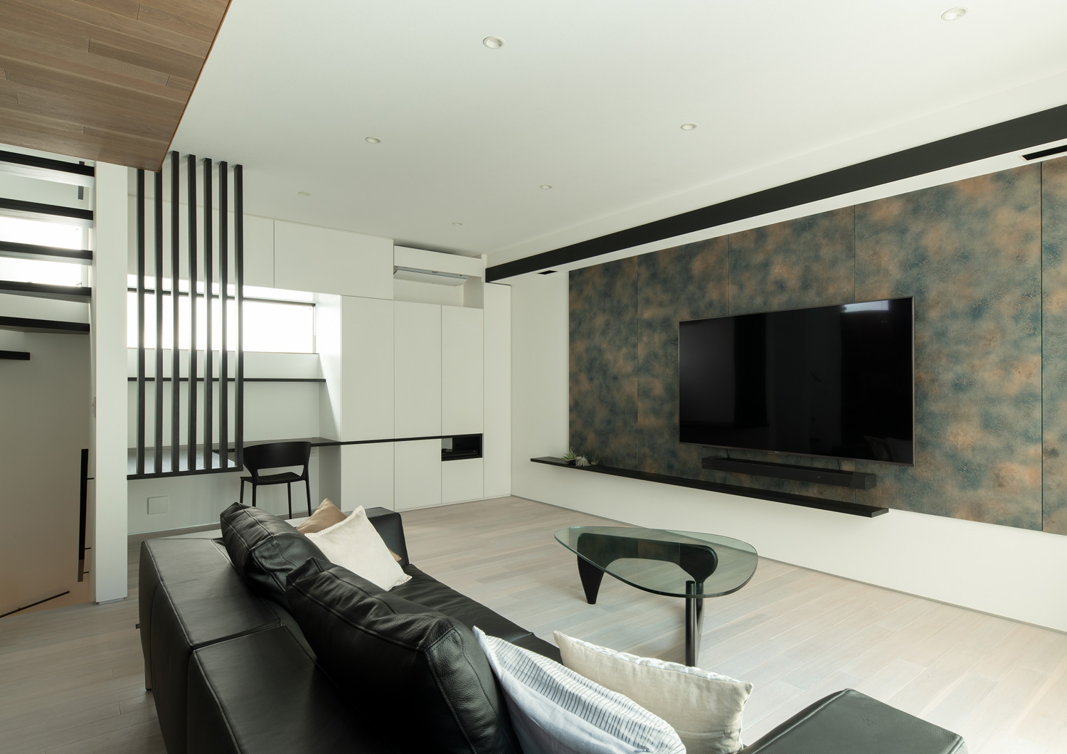 壁付けデスクや、壁面収納を設けた、モノトーンのLDK・デザイン住宅 注文住宅・デザイン住宅建築実例_『CASE653 せんのいえ』_LDK