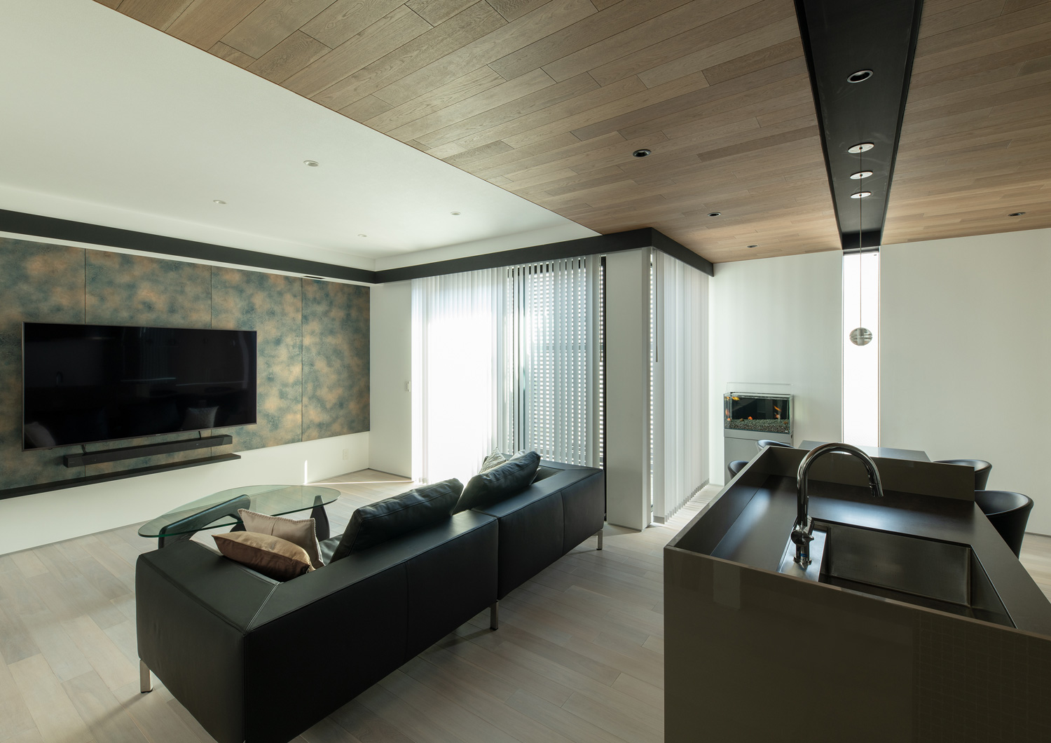 大きい窓とスリット窓があるLDK・デザイン住宅 注文住宅・デザイン住宅建築実例_『CASE653 せんのいえ』_LDK