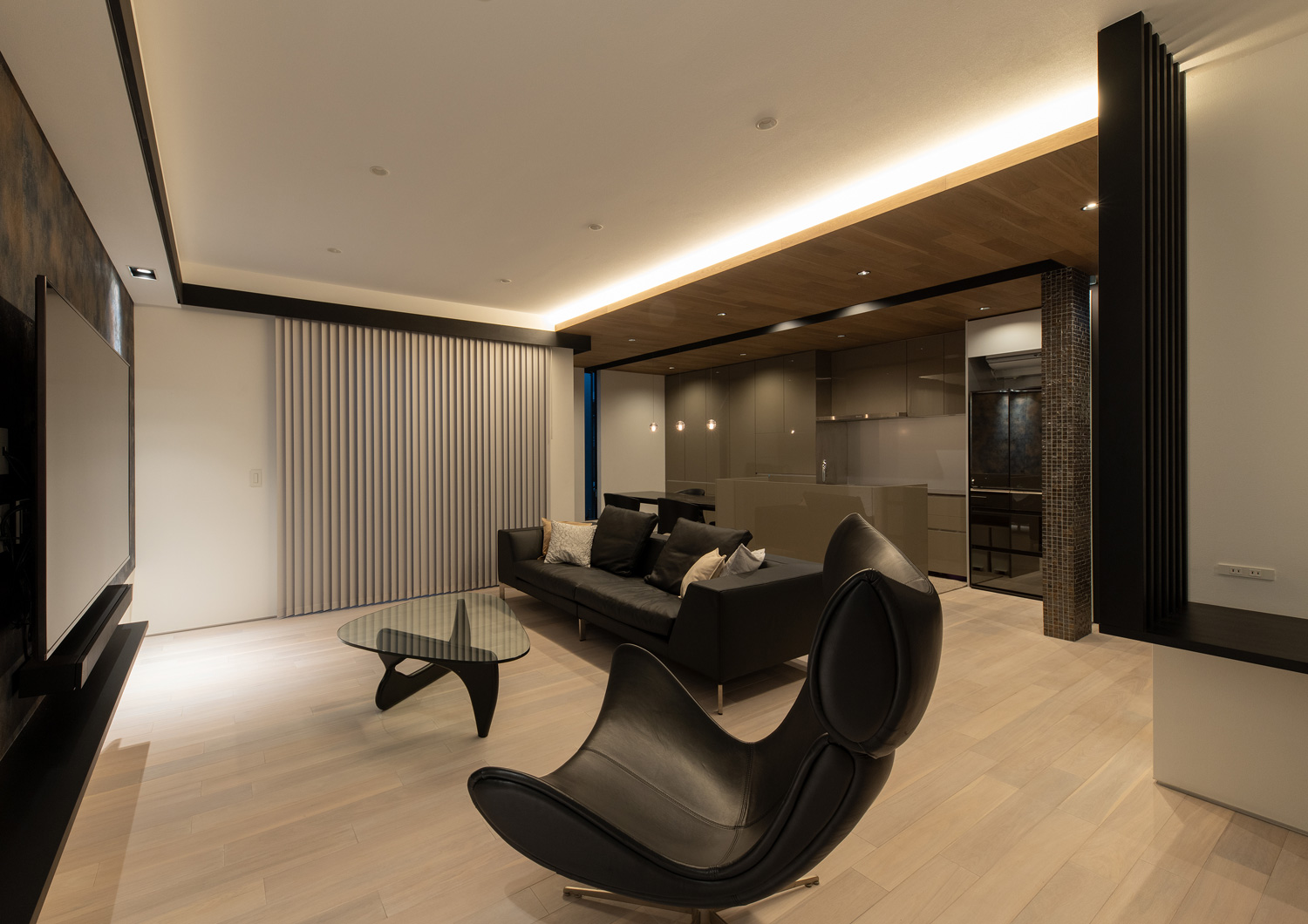 下がり天井の間に間接照明が取り付けられた様子・デザイン住宅 注文住宅・デザイン住宅建築実例_『CASE653 せんのいえ』_LDK