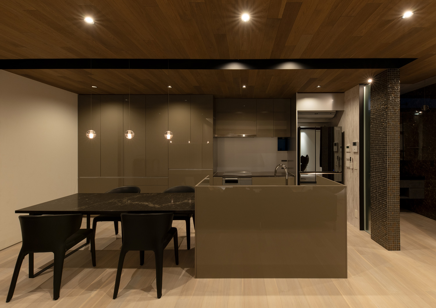 木目の天井にダウンライトが取り付けられたキッチン・デザイン住宅 注文住宅・デザイン住宅建築実例_『CASE653 せんのいえ』_LDK