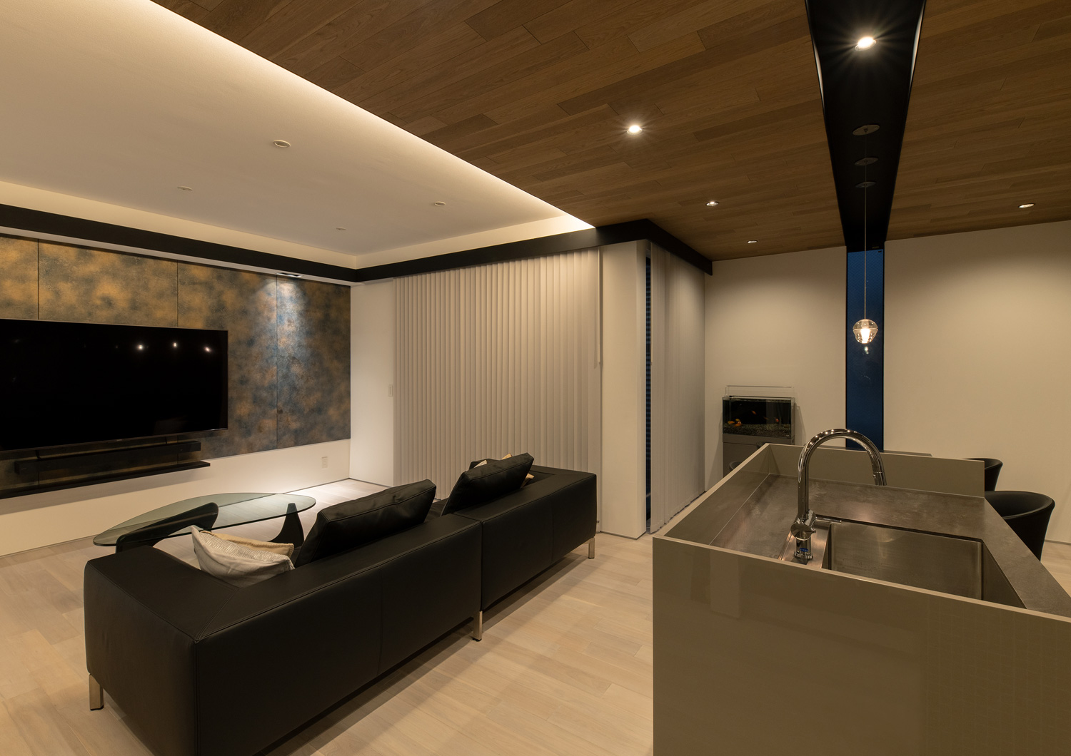 木目の下がり天井や、テレビのあるアクセントウォールにダウンライトが取り付けられたLDK・デザイン住宅 注文住宅・デザイン住宅建築実例_『CASE653 せんのいえ』_LDK