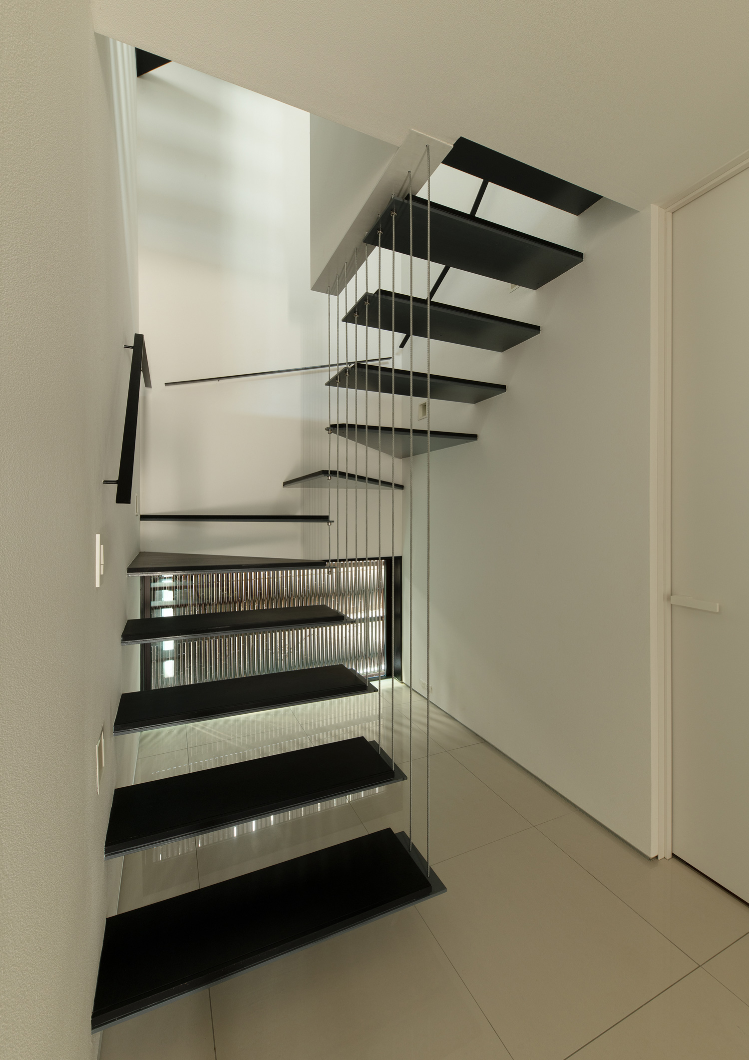 スケルトン階段の間をワイヤーで仕切っている様子・デザイン住宅 注文住宅・デザイン住宅建築実例_『CASE653 せんのいえ』_階段