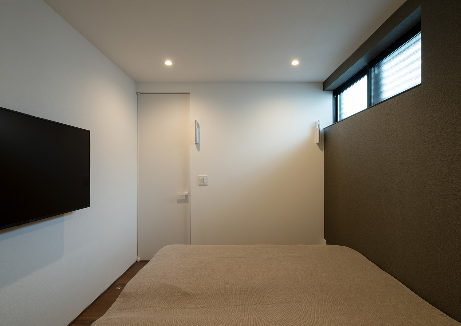 アクセントクロスにスリット窓や、テレビがある寝室・デザイン住宅 注文住宅・デザイン住宅建築実例_『CASE653 せんのいえ』_寝室