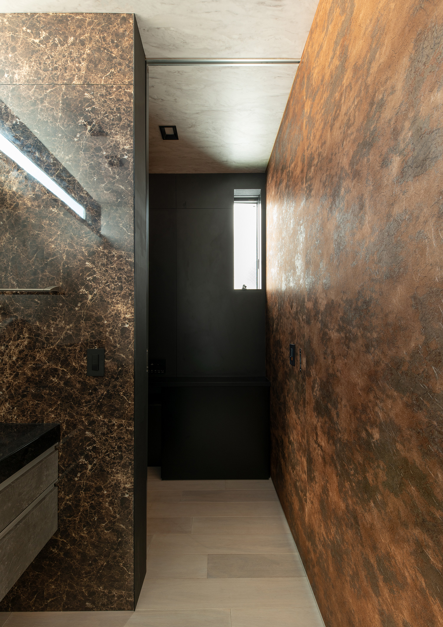 石の壁やマーブル模様の壁がある廊下・デザイン住宅 注文住宅・デザイン住宅建築実例_『CASE653 せんのいえ』_浴室・洗面所