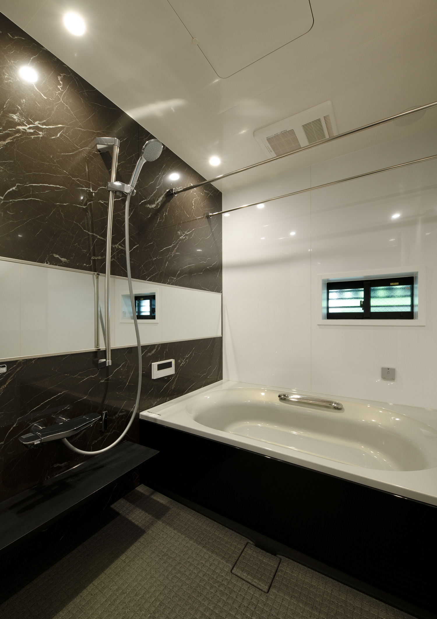 黒い壁や小さい窓が設けられた浴室・デザイン住宅 注文住宅・デザイン住宅建築実例_『CASE653 せんのいえ』_浴室・洗面所