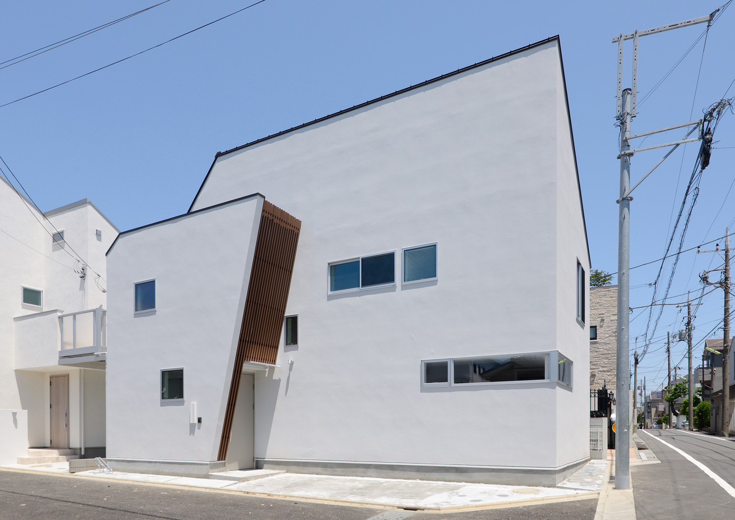 小さな窓が並んだ、角地に建つ白い外壁の住宅・デザイン住宅 注文住宅・デザイン住宅建築実例_『CASE654 circulating』_外観