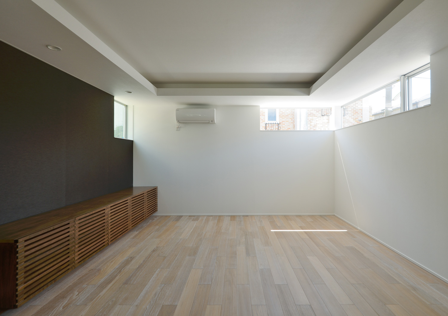 天井の高さを変え、ハイサイドライトを設けた、黒いアクセントクロスのあるLDK・デザイン住宅 注文住宅・デザイン住宅建築実例_『CASE654 circulating』_LDK