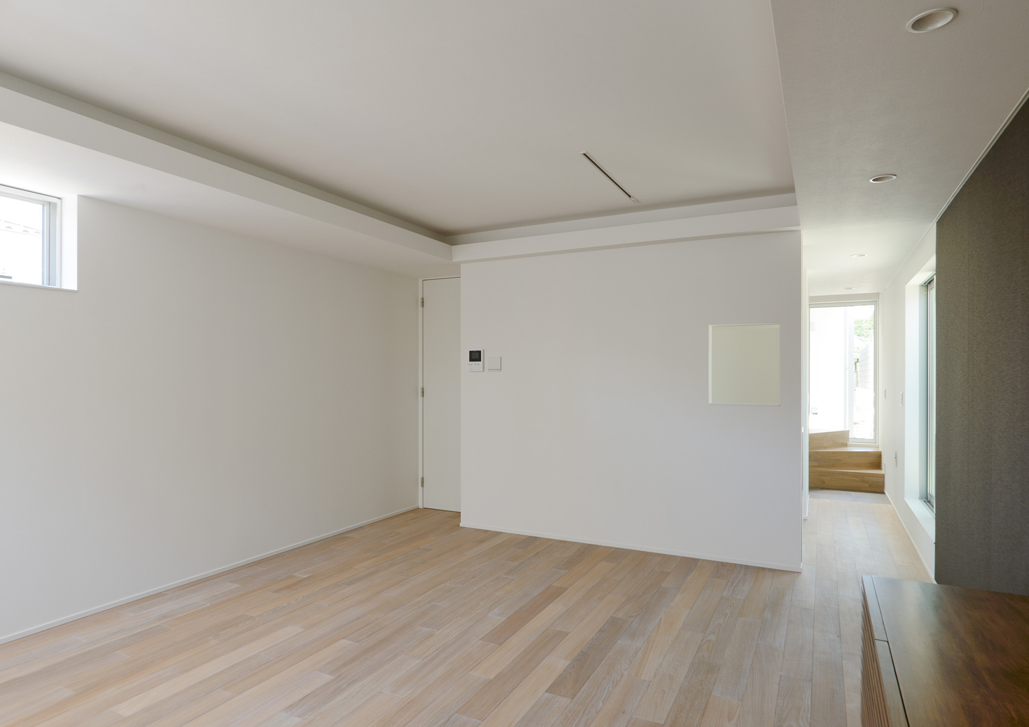 白い壁で明るい色のフローリングのLDK・デザイン住宅 注文住宅・デザイン住宅建築実例_『CASE654 circulating』_LDK