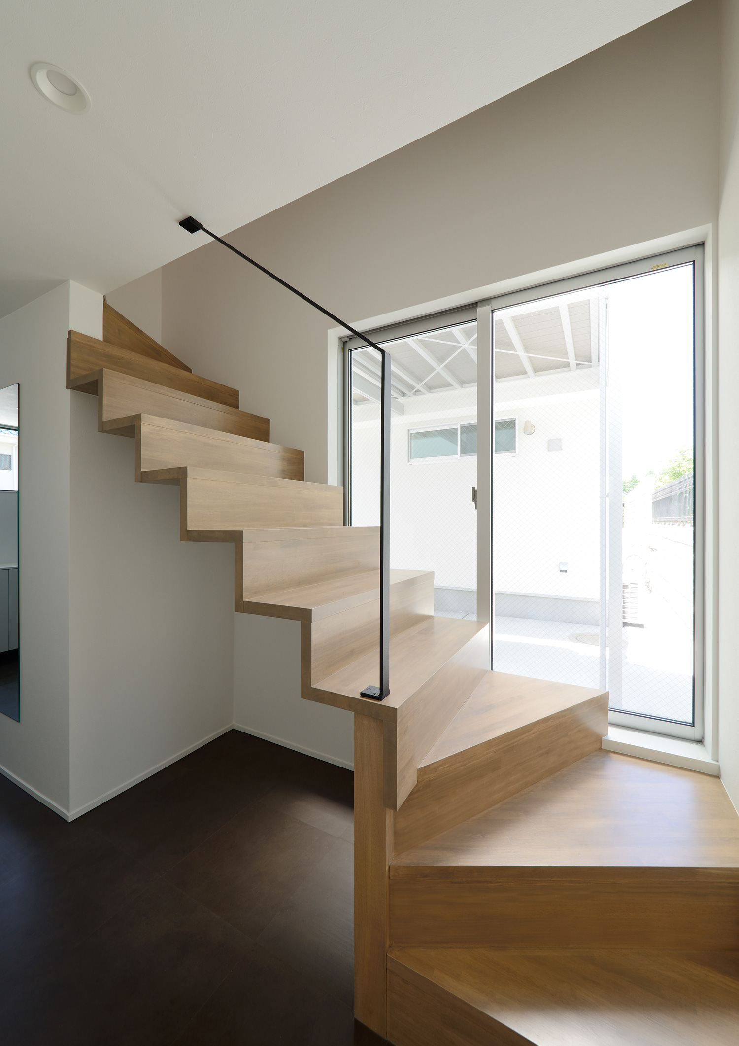 途中からスケルトン階段になっている、窓のそばにある木製の階段・デザイン住宅 注文住宅・デザイン住宅建築実例_『CASE654 circulating』_階段