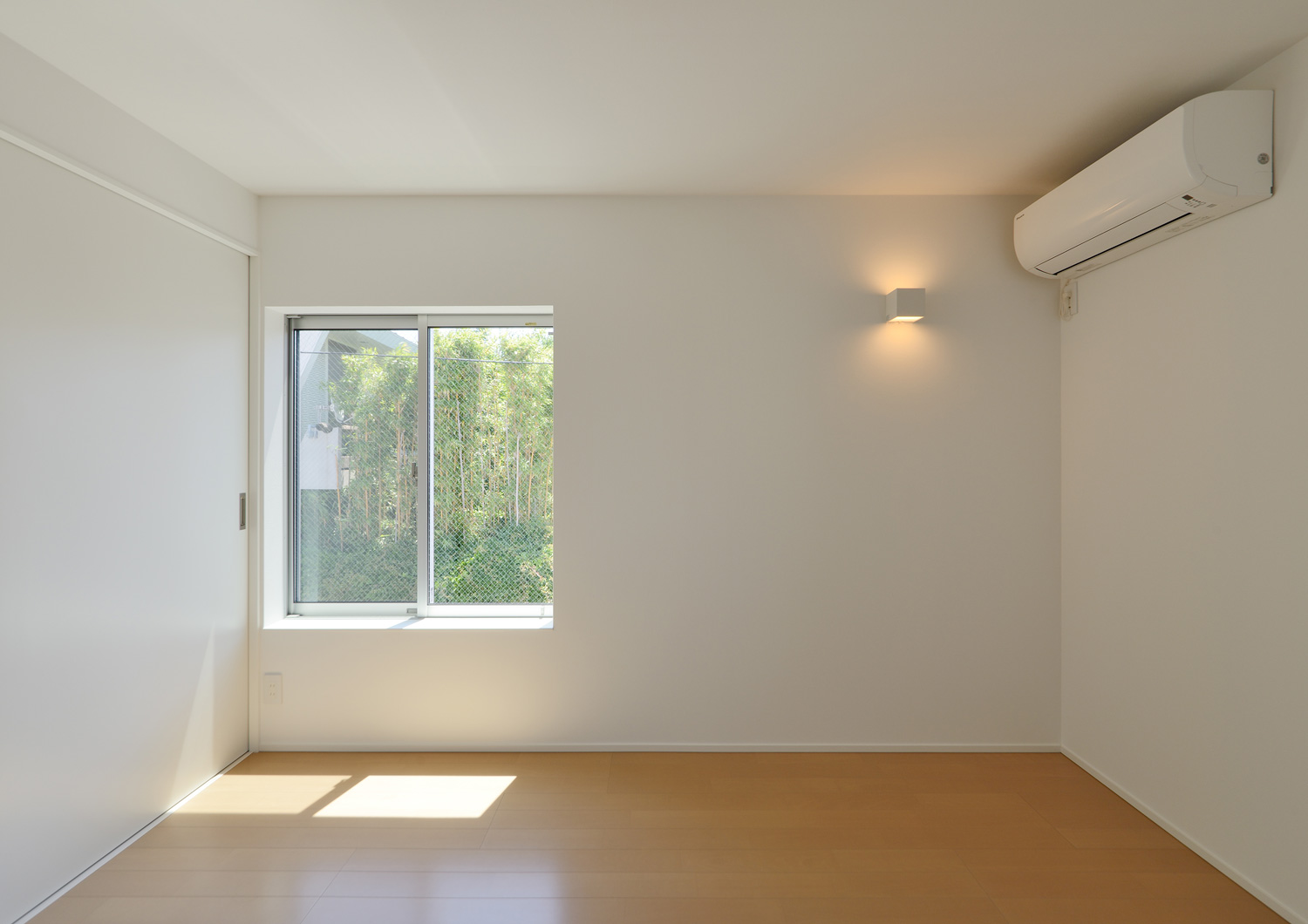 窓の外に緑が見える、白い壁でフローリングの部屋・デザイン住宅 注文住宅・デザイン住宅建築実例_『CASE654 circulating』_寝室