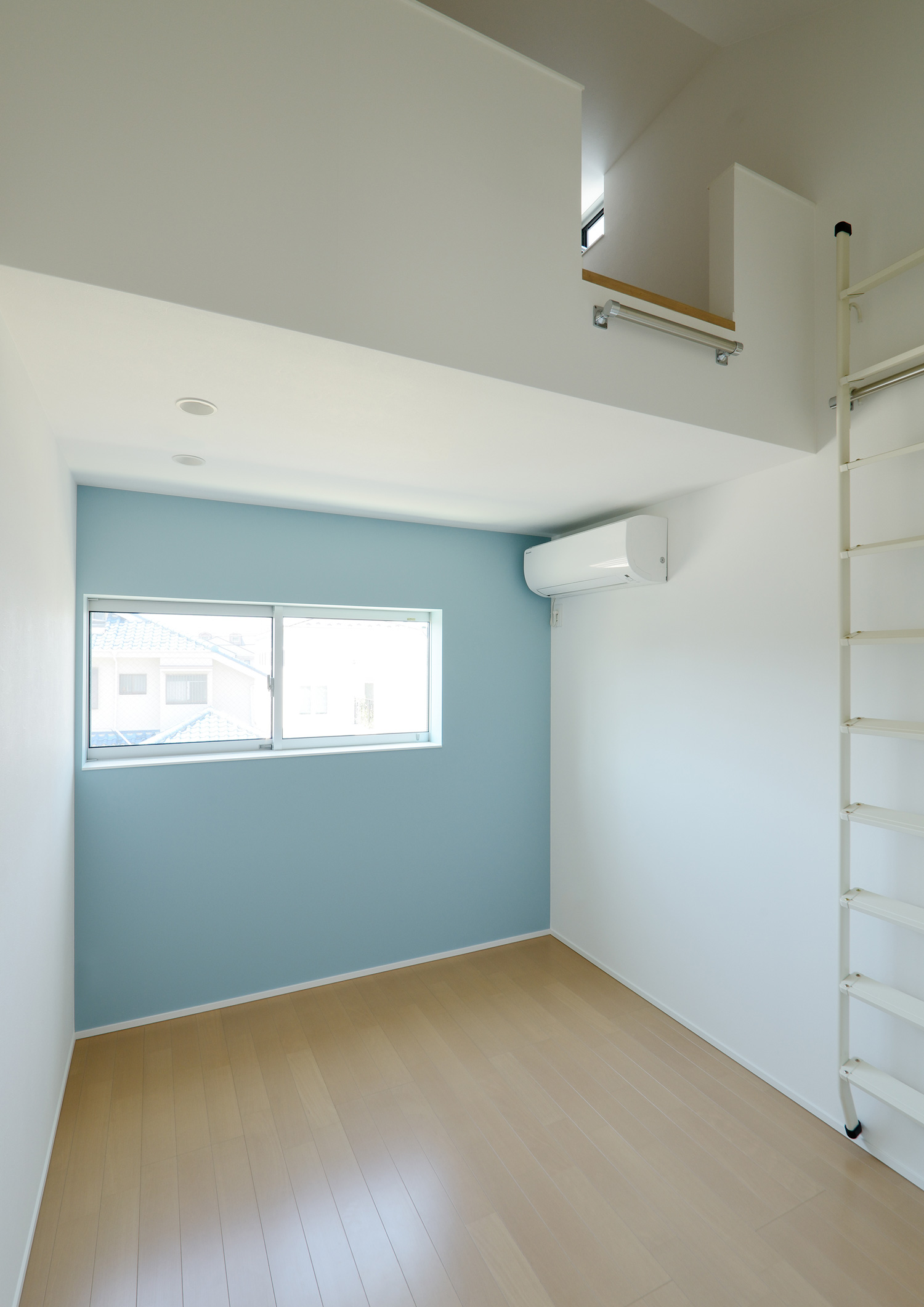 水色のアクセントクロス部分に窓が取り付けられた、ロフトのある部屋・デザイン住宅 注文住宅・デザイン住宅建築実例_『CASE654 circulating』_子供部屋