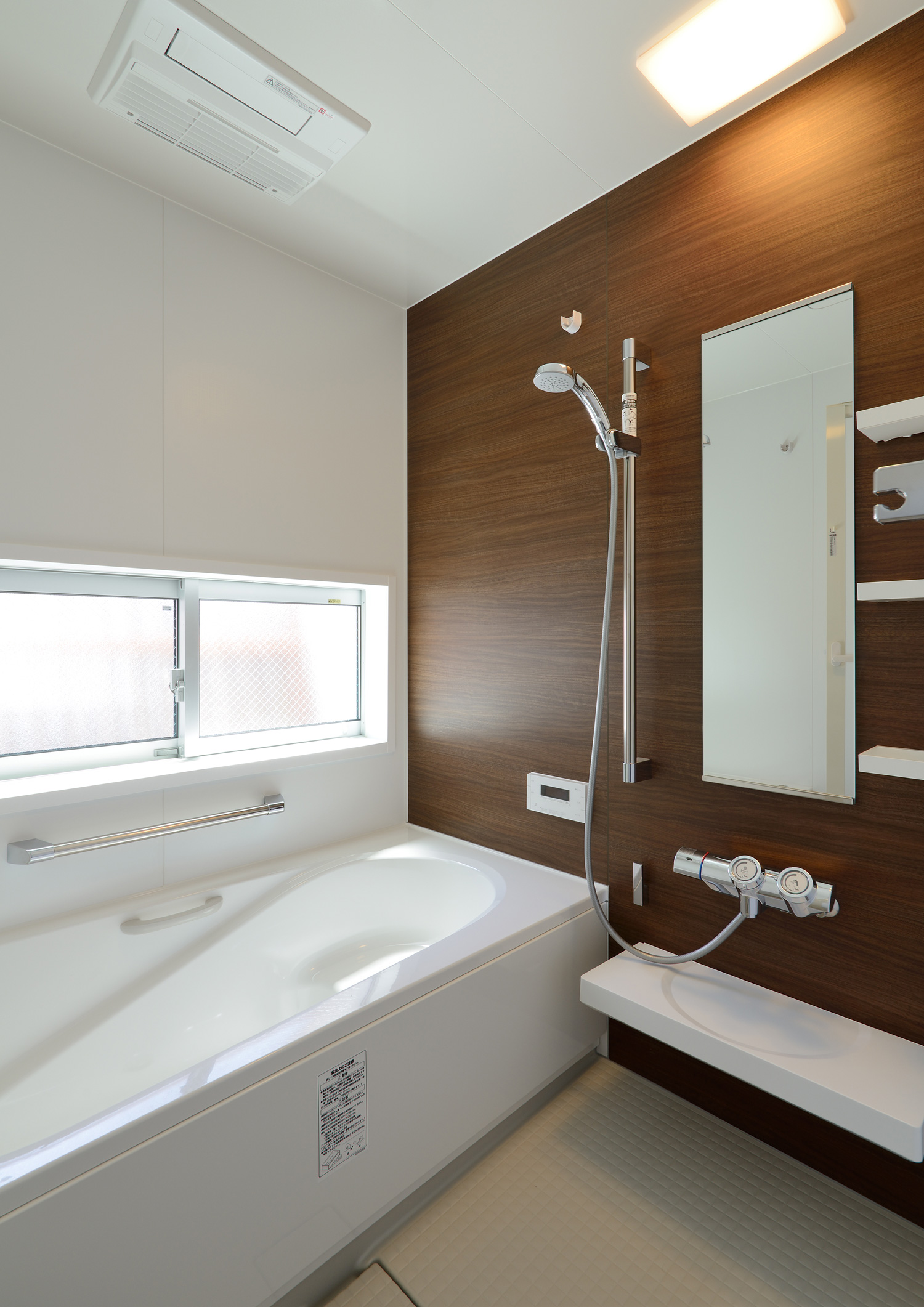 壁の一部が木目調になっている浴室・デザイン住宅 注文住宅・デザイン住宅建築実例_『CASE654 circulating』_浴室・洗面所