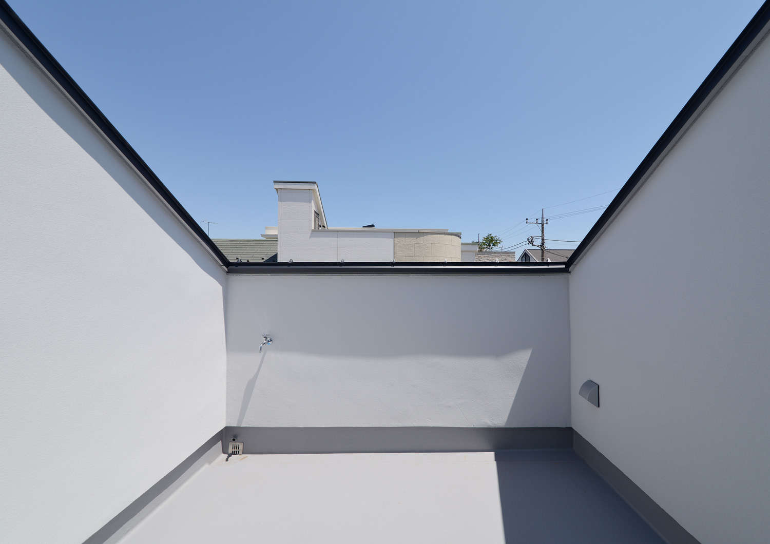 目隠しの壁に囲まれたルーフバルコニー・デザイン住宅 注文住宅・デザイン住宅建築実例_『CASE654 circulating』_テラス・バルコニー