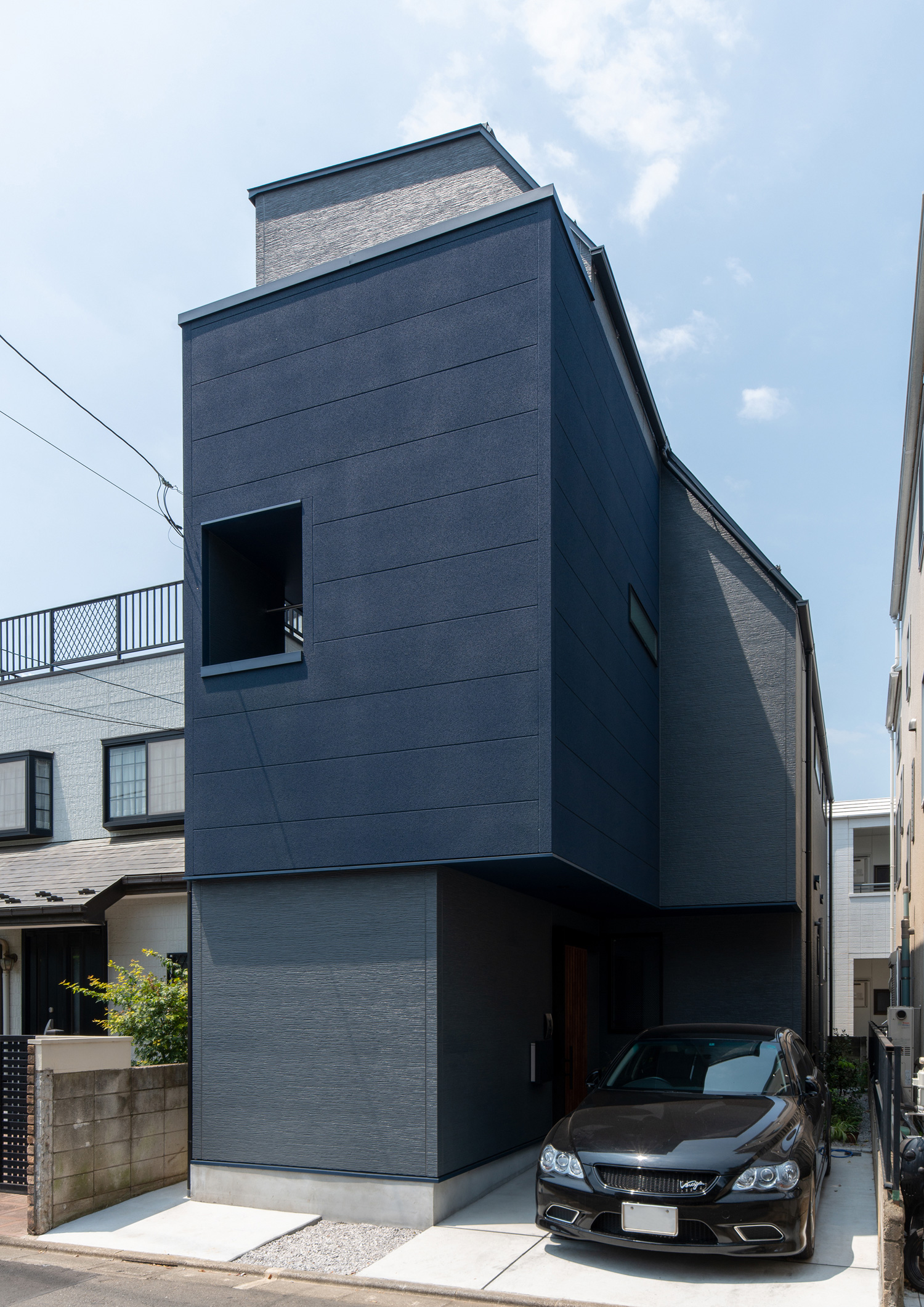 ネイビーとグレーの外壁の狭小住宅・デザイン住宅 注文住宅・デザイン住宅建築実例_『CASE655 群青』_外観