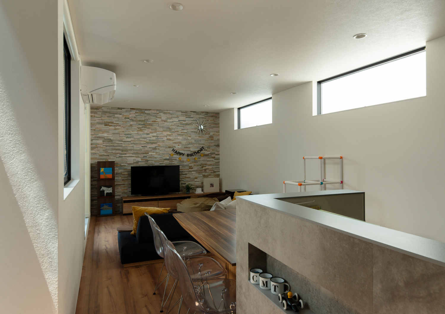 タイルのアクセントウォールやハイサイドライトがある、木のインテリアを中心としたLDK・デザイン住宅 注文住宅・デザイン住宅建築実例_『CASE655 群青』_LDK