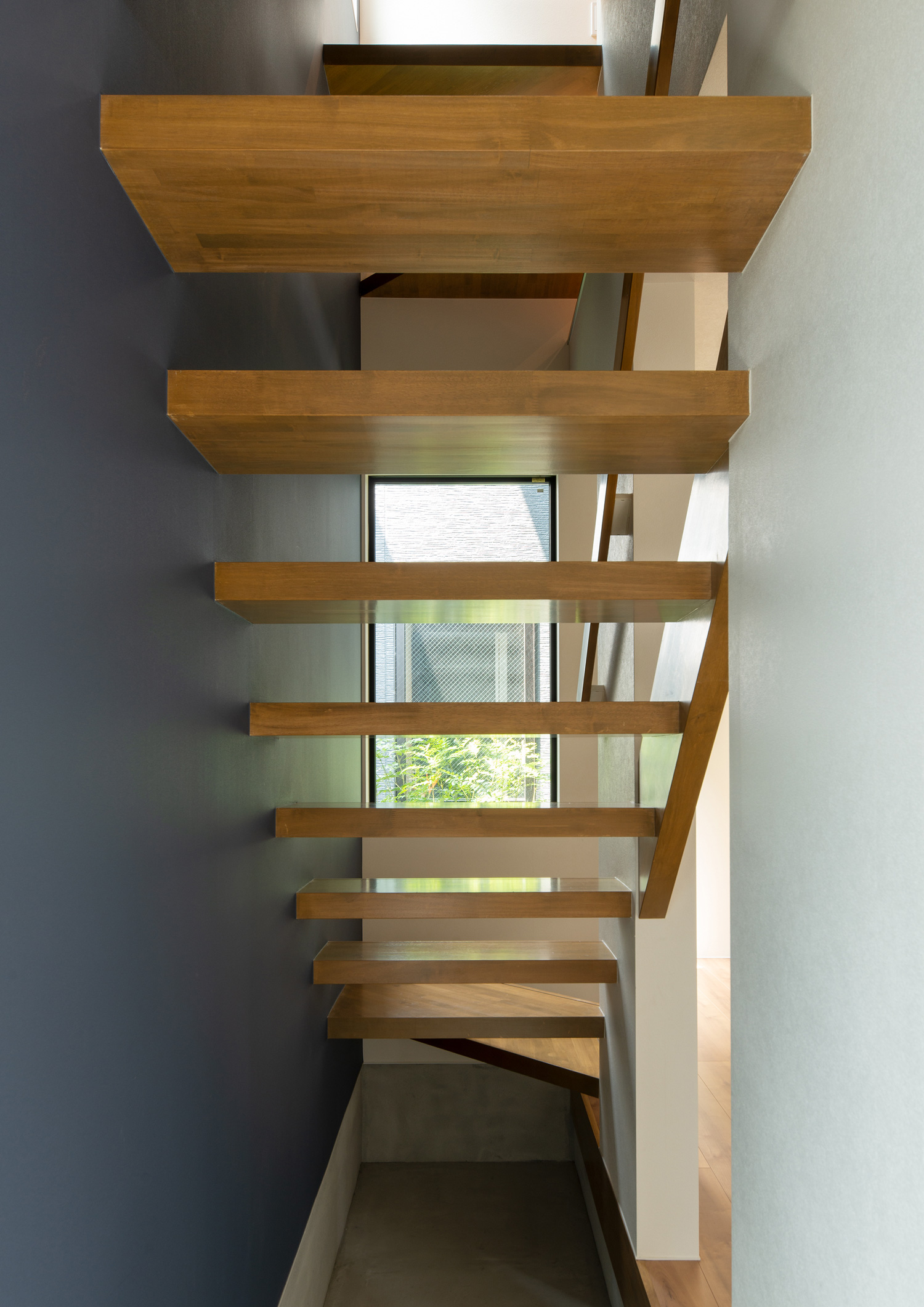 スケルトン階段越しに外の様子が見える玄関・デザイン住宅 注文住宅・デザイン住宅建築実例_『CASE655 群青』_階段