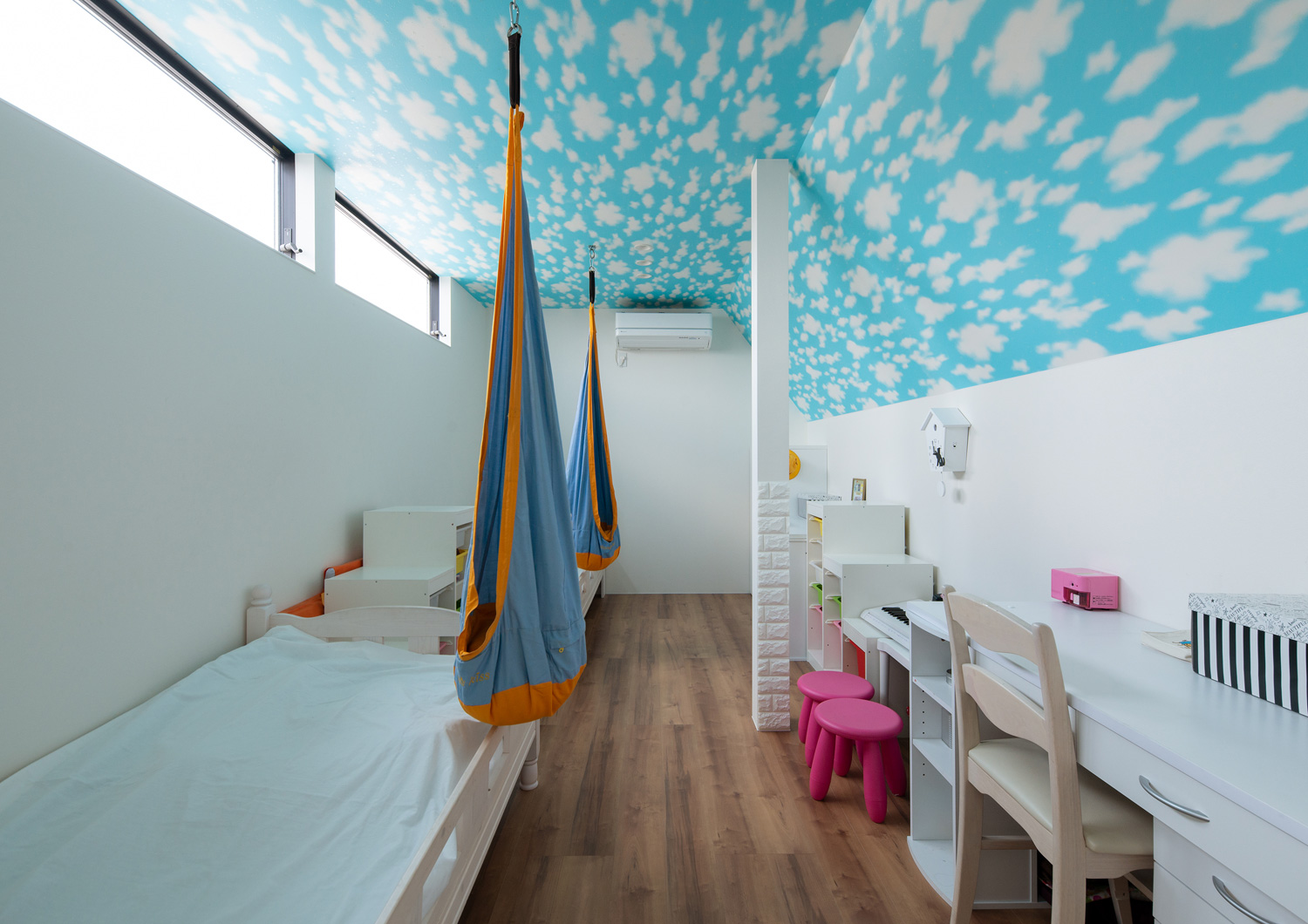 雲の壁紙が天井に貼られた、白いベッドや机がある部屋・デザイン住宅 注文住宅・デザイン住宅建築実例_『CASE655 群青』_子供部屋