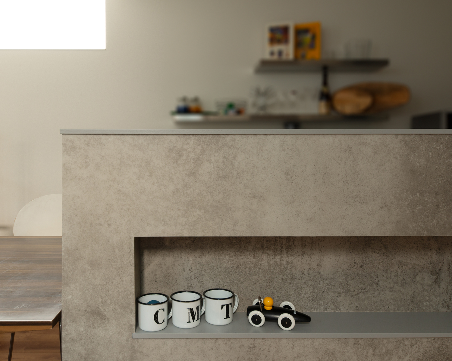 キッチンの腰壁に作られたニッチ壁にマグカップが置かれている様子・デザイン住宅 注文住宅・デザイン住宅建築実例_『CASE655 群青』_LDK