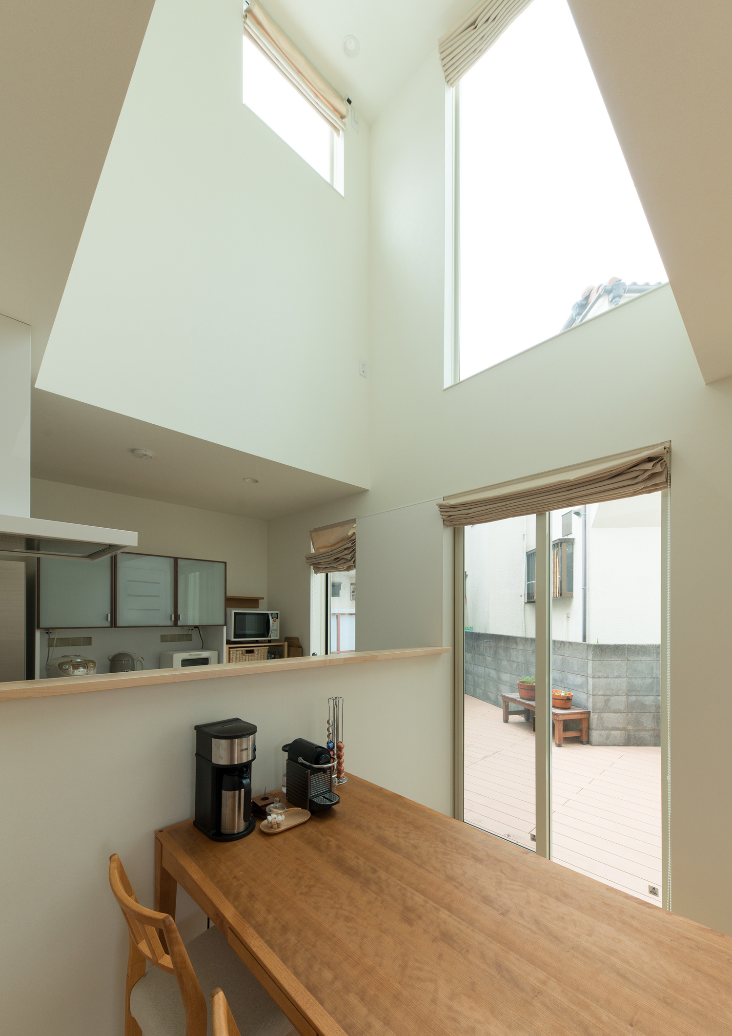 テラスに面した、吹き抜け上部まで窓があるLDK・デザイン住宅 注文住宅・デザイン住宅建築実例_『CASE580 cherishing house』_LDK