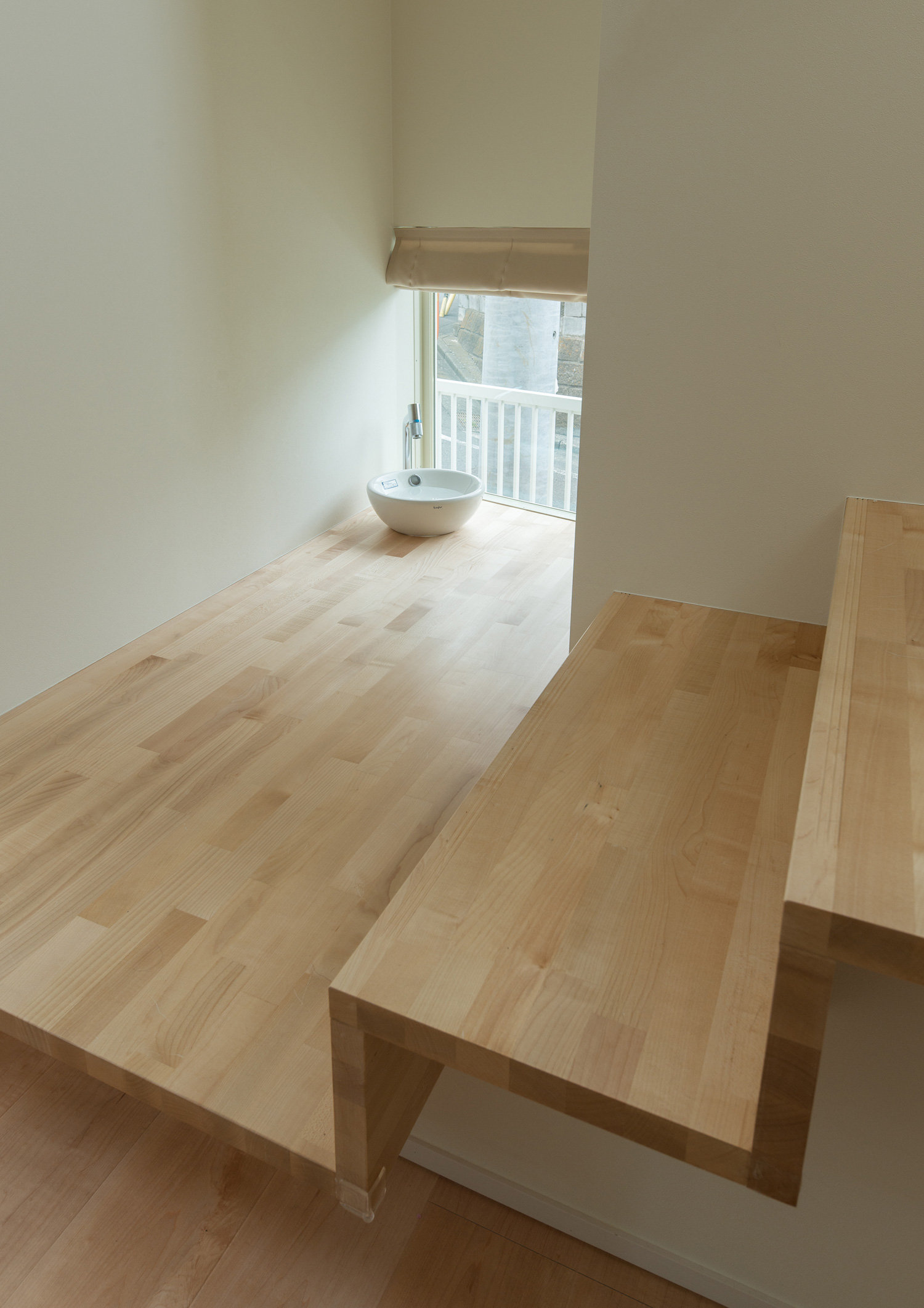 足元に小窓を設けた木製の箱型階段・デザイン住宅 注文住宅・デザイン住宅建築実例_『CASE580 cherishing house』_階段