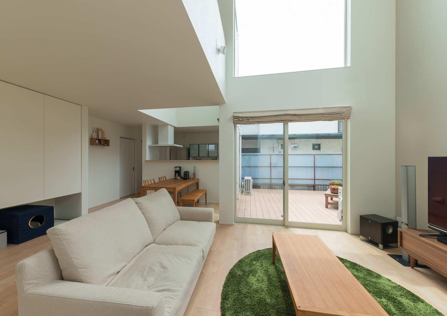 テラスに面した吹き抜け上部まで窓があるLDK・デザイン住宅 注文住宅・デザイン住宅建築実例_『CASE580 cherishing house』_LDK