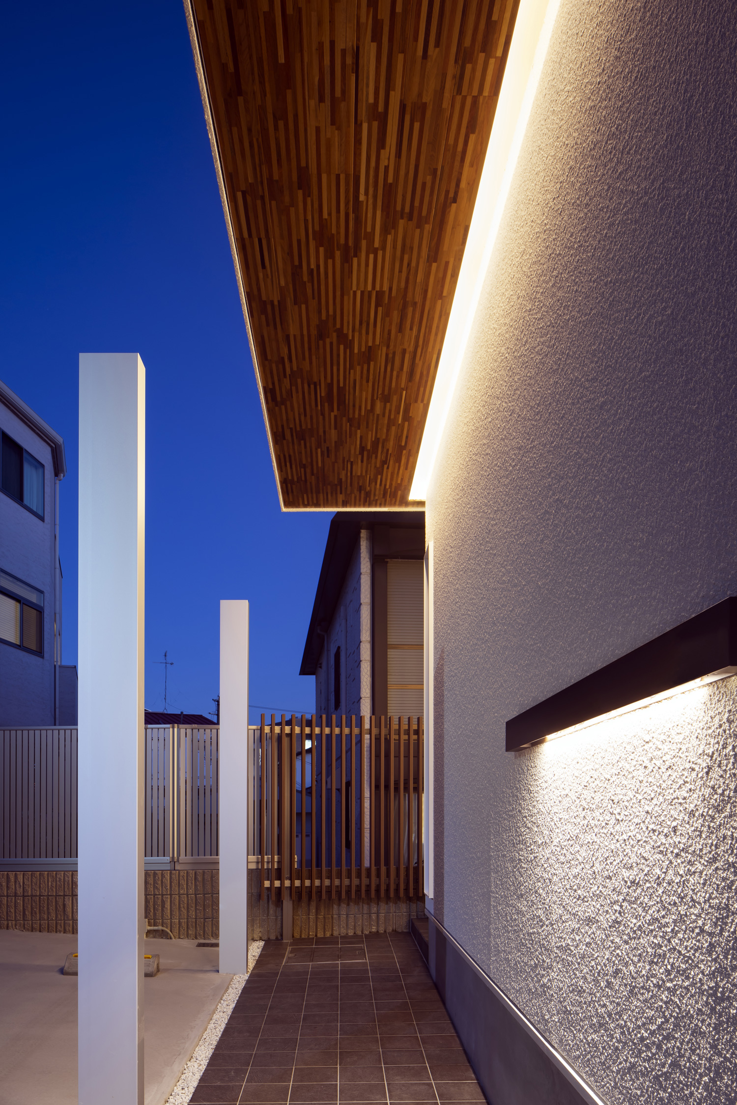 間接照明付きの軒天井がある玄関アプローチ・デザイン住宅 注文住宅・デザイン住宅建築実例_『CASE656 L x』_外観